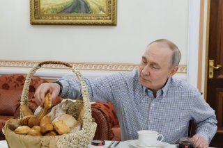 Le président russe Vladimir Poutine s'est dit prêt à dialoguer avec son homologue français Emmanuel Macron. KEYSTONE/EPA/MIKHAIL METZEL/SPUTNIK/KREMLIN / POOL