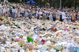 Hommages déposés sur la plage de Bondi, où l'attaque a eu lieu. KEYSTONE/EPA AAP/MICK TSIKAS