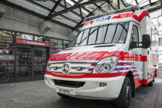 Chaque hiver, les blessures dues à des chutes ou à des accidents entraînent environ 22'000 hospitalisations d'urgence, soit 9% de plus que le reste de l'année (image symbolique). KEYSTONE/CHRISTIAN BEUTLER