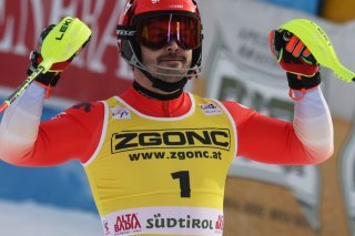 La satisfaction de Loïc Meillard après son podium KEYSTONE/AP/Alessandro Trovati