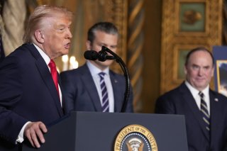 Donald Trump affirme qu'il y a des bateaux russes et chinois partout autour du Groenland. KEYSTONE/AP/Alex Brandon