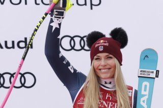 Après trois départs en 2025, Lindsey Vonn mène déjà le classement de la Coupe du monde de descente (archives). KEYSTONE/EPA/Guillaume Horcajuelo