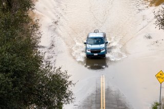 Un énorme couloir de pluies dit "rivière atmosphérique", transportant de la vapeur d'eau emmagasinée dans les tropiques, doit traverser le sud de la Californie jusqu'à la fin de semaine. KEYSTONE/AP/Noah Berger