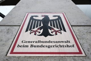 Plus de sept mois après son arrestation en Suisse, un espion présumé au profit de la Russie a été présenté à Karlsruhe à la justice fédérale allemande. Keystone/DPA/ULI DECK