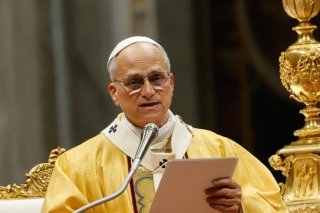 Pour sa première messe du réveillon de Noël, le pape Léon XIV a prononcé une homélie très religieuse sans évoquer directement de sujet d'actualité. KEYSTONE/EPA/GIUSEPPE LAMI