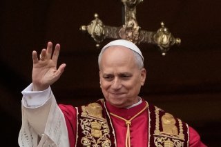Le pape Léon XIV salue la foule après avoir prononcé la bénédiction Urbi et Orbi le jour de Noël depuis le balcon principal de la basilique Saint-Pierre au Vatican jeudi 25 décembre 2025. KEYSTONE/AP/Gregorio Borgia
