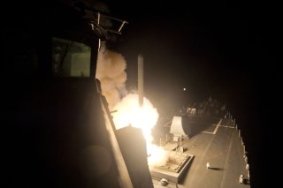 Une vidéo d'une dizaine de secondes ensuite postée par le ministère américain de la défense semble montrer le lancement, de nuit, d'un missile depuis le pont d'un navire de guerre battant pavillon américain (archives). KEYSTONE/AP U.S. Navy/MC2 CARLOS M. VAZQUEZ