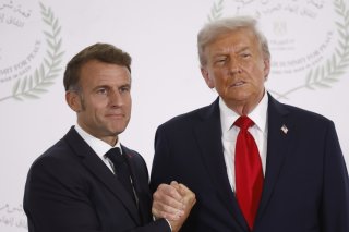 Selon une étude, le président américain Donald Trump a été plus médiatisé en France en 2025 que le président français Emmanuel Macron (archives). KEYSTONE/AP Pool EPA/YOAN VALAT