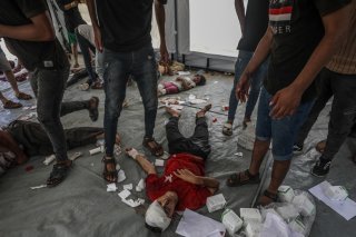 Malgré la trêve précaire entre Israël et le Hamas palestinien depuis le 10 octobre dans la bande de Gaza, une grave crise humanitaire persiste. Si l'accord de cessez-le-feu prévoyait l'entrée de 600 camions par jour, dans les faits, seuls 100 à 300 transportent de l'aide, selon les ONG et l'ONU. KEYSTONE/EPA/MOHAMMED SABER