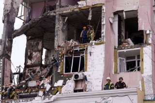 La Russie a frappé samedi la capitale ukrainienne, Kiev, avec des centaines de drones et dizaines de missiles. KEYSTONE/AP/Evgeniy Maloletka