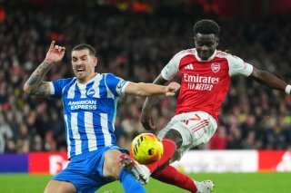 Bukayo Saka (à droite) et Arsenal restent en tête du championnat d'Angleterre. KEYSTONE/AP/Kirsty Wigglesworth