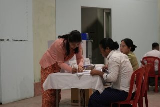 Le parti de l'union, de la solidarité et du développement (USDP), favorable aux militaires, devrait arriver largement en tête des législatives en Birmanie. KEYSTONE/AP/Thein Zaw