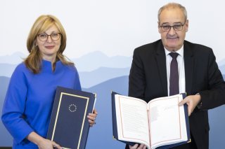Le conseiller fédéral Guy Parmelin et la commissaire européenne à la recherche Ekaterina Sachariewa ont signé en novembre à Berne le contrat de participation de la Suisse aux programmes de l'UE. La Suisse est ainsi à nouveau associée à Horizon Europe, avec effet rétroactif au 1er janvier. (archives) KEYSTONE/PETER KLAUNZER