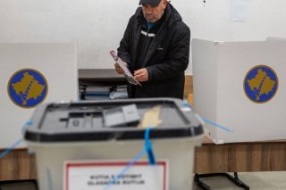 Les électeurs kosovars votent ce dimanche pour des élections législatives anticipées dans l'espoir de sortir de la crise politique (archives). KEYSTONE/AP/Visar Kryeziu