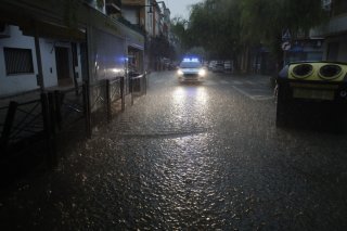 Des vidéos diffusées sur les réseaux sociaux montraient dans la nuit de samedi à dimanche les rues de plusieurs villages du sud de l'Espagne inondées, les services de secours s'attelant de leur côté à les nettoyer dans la matinée. KEYSTONE/EPA/KAI FORSTERLING