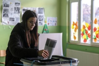 Si les sondages à la sortie des bureaux de vote se confirment, les résultats de ce dimanche ne semblent pas ouvrir la voie à un déblocage politique. KEYSTONE/EPA/GEORGI LICOVSKI