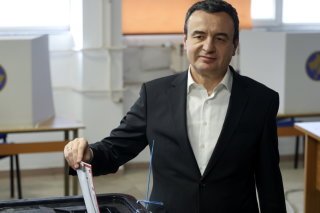 Les sondages suggèrent que le parti d'Albin Kurti pourrait obtenir jusqu'à 50 des 120 sièges du Parlement, une majorité insuffisante pour gouverner seul, dans une répétition du résultat du 9 février dernier qui lui avait accordé 42% des voix. KEYSTONE/EPA/GEORGI LICOVSKI