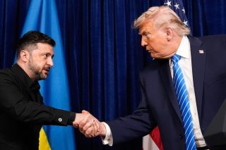 Donald Trump a proposé à Volodymyr Zelensky de s'exprimer devant le Parlement ukrainien sur son plan de paix. KEYSTONE/AP/Alex Brandon