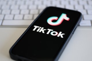 TikTok permet à de nombreux internautes de gagner de l'argent par le biais de fausses vidéos d'information. De son côté, la plateforme assure lutter contre la désinformation (photo prétexte). KEYSTONE/DPA/ROBERT MICHAEL