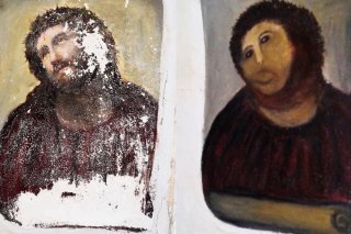 Dans ce montage de deux photos non datées fournies par le Centro de Estudios Borjanos, on voit à gauche la fresque du Christ de style Ecce Homo du XXe siècle et, à droite, la version "restaurée". Cette restauration ratée réalisée par une retraitée espagnole de 80 ans avait suscité des moqueries. KEYSTONE/AP Centro de Estudios Borjanos