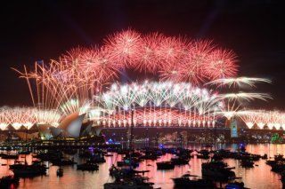 Des centaines de milliers de spectateurs ont admiré le feu d'artifice à Sydney pour fêter le passage à 2026. KEYSTONE/EPA/DAN HIMBRECHTS