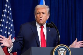 Donald Trump a annoncé qu'il allait retirer la Garde nationale de Chicago, Portland et Los Angeles (archives). KEYSTONE/AP/Alex Brandon