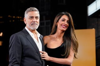 La naturalisation du couple Clooney et ses deux enfants fait aussi du bruit en France en plein resserrement des conditions d'accès à la citoyenneté. KEYSTONE/AP/Alberto Pezzali
