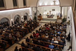 Environ 400 personnes se sont rassemblées dans l'église de Crans-Montana jeudi pour rendre hommage aux victimes du drame survenu dans la nuit de Nouvel An. KEYSTONE/ALESSANDRO DELLA VALLE