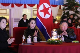 Kim Ju Ae (au centre), la fille du dirigeant nord-coréen Kim Jong Un, a fait sa première visite au mausolée où reposent son grand-père et arrière grand-père. KEYSTONE/EPA/KCNA