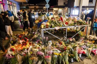 Des mouvements de panique ont eu lieu lors de l'incendie. A l'image, des personnes rendent hommage aux victimes près du lieu du drame. KEYSTONE/JEAN-CHRISTOPHE BOTT