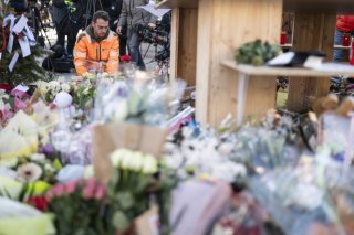 Alors que des centaines de gerbes de fleurs sont déposées sur les lieux du drame, la commune de Crans-Montana a décidé de se porter partie civile. KEYSTONE/EPA/ALESSANDRO DELLA VALLE