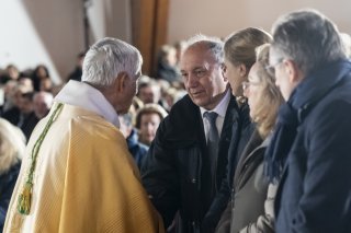 Monseigneur Jean-Marie Lovey (à gauche) avec l'ambassadeur italien en Suisse Gian Lorenzo Cornado. KEYSTONE/EPA/JEAN-CHRISTOPHE BOTT / POOL