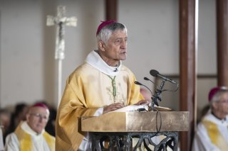 L'évêques de Sion, Jean-Marie Lovey, a souligné qu'il était "insupportable de rester dans le noir". KEYSTONE/JEAN-CHRISTOPHE BOTT