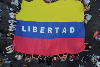 Des milliers de Vénézuéliens exilés, sur les huit millions qui ont fui leur pays en proie à une crise politique et économique sans fin, se sont rassemblés dans plusieurs villes du monde pour célébrer la chute de Nicolas Maduro. KEYSTONE/EPA/Adan González