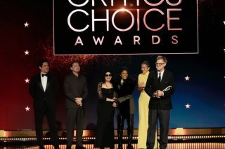 L'équipe de "Une bataille après l'autre" autour de Leonardo DiCaprio et Paul Thomas Anderson (à droite). KEYSTONE/AP/Chris Pizzello