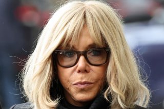 Au total, dix personnes étaient accusées d'avoir diffusé ou relayé sur les réseaux sociaux des insultes et rumeurs sur la Première Dame française Brigitte Macron, liées à son genre et à son écart d'âge avec le président (archives). KEYSTONE/AP/Ludovic Marin
