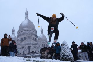 La neige fait aussi des heureux sous le Sacré-Coeur, au centre de Paris. KEYSTONE/AP/Aurelien Morissard