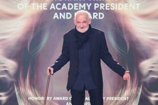 Bela Tarr, qui recevait ici un prix pour l'ensemble de son oeuvre en 2023 à Berlin, est décédé à l'âge de 70 ans (Archives). KEYSTONE/DPA/ANNETTE RIEDL