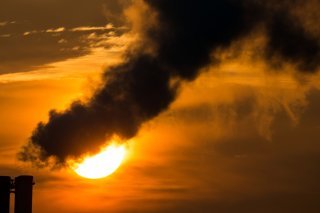 Les émissions de CO2 de l'industrie allemande ont dégringolé de 7,2% en 2025, mais cela n'est dû qu'à la diminution de la production à cause d'une demande mondiale faible (archives). KEYSTONE/DPA/PATRICK PLEUL