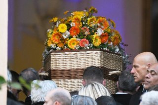 Coiffé d'un panier de fleurs, le cercueil de Brigitte Bardot entre à l'église. KEYSTONE/AP/Philippe Magoni