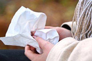 La grippe n'a pas encore son pic saisonnier, malgré un léger recul début janvier. KEYSTONE/DPA/ELISA SCHU