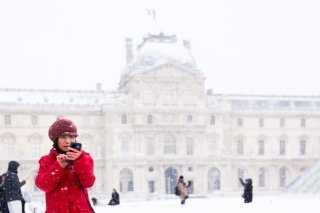 Comme la grève a été suspendue, le Louvre sous la neige a pu ouvrir mercredi. Photo KEYSTONE/EPA/Teresa Suarez
