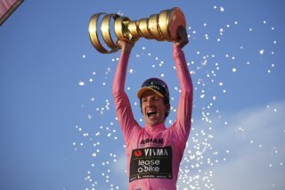 Simon Yates range son vélo moins d'un an après avoir remporté le Tour d'Italie. KEYSTONE/AP/ALESSANDRA TARANTINO