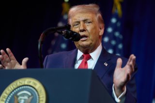 Donald Trump a dénoncé la "stupidité" des sénateurs républicains ayant appuyé la motion démocrate (archives). KEYSTONE/AP/Evan Vucci