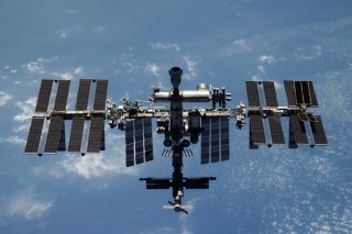 L'ISS, qui se trouve à 400 km d'altitude, a commencé à être assemblée en 1998. Sa mise à la retraite était prévue en 2024, mais la NASA a estimé qu'elle pouvait fonctionner jusqu'en 2030 (archives). KEYSTONE/AP Roscosmos State Space Corporation
