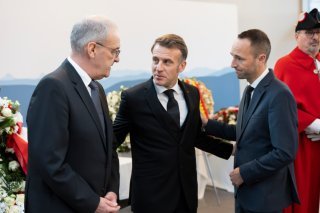 Le président français Emmanuel Macron a été reçu à Martigny par Guy Parmelin et Mathias Reynard. KEYSTONE/AP/Michael Buholzer