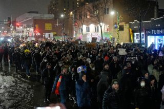 Des manifestants sont descendus dans les rues de Minneapolis après qu'une femme a été tuée par un agent de l'immigration. KEYSTONE/AP/John Locher