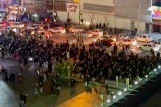 Une vidéo obtenue par l'agence AP montre des personnes bloquant une intersection pendant une manifestation jeudi à Téhéran. KEYSTONE/AP