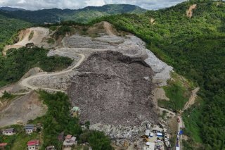 La montagne de déchets s'est effondrée sur des bâtiments administratifs à Cebu. KEYSTONE/AP/Jacqueline Hernandez