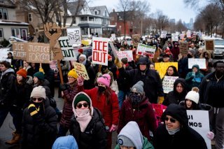 Malgré une température fraîche, des milliers de personnes se sont rassemblées à Minneapolis pour protester contre la mort d'une femme abattue par un agent de l'ICE. KEYSTONE/AP/Christopher Katsarov